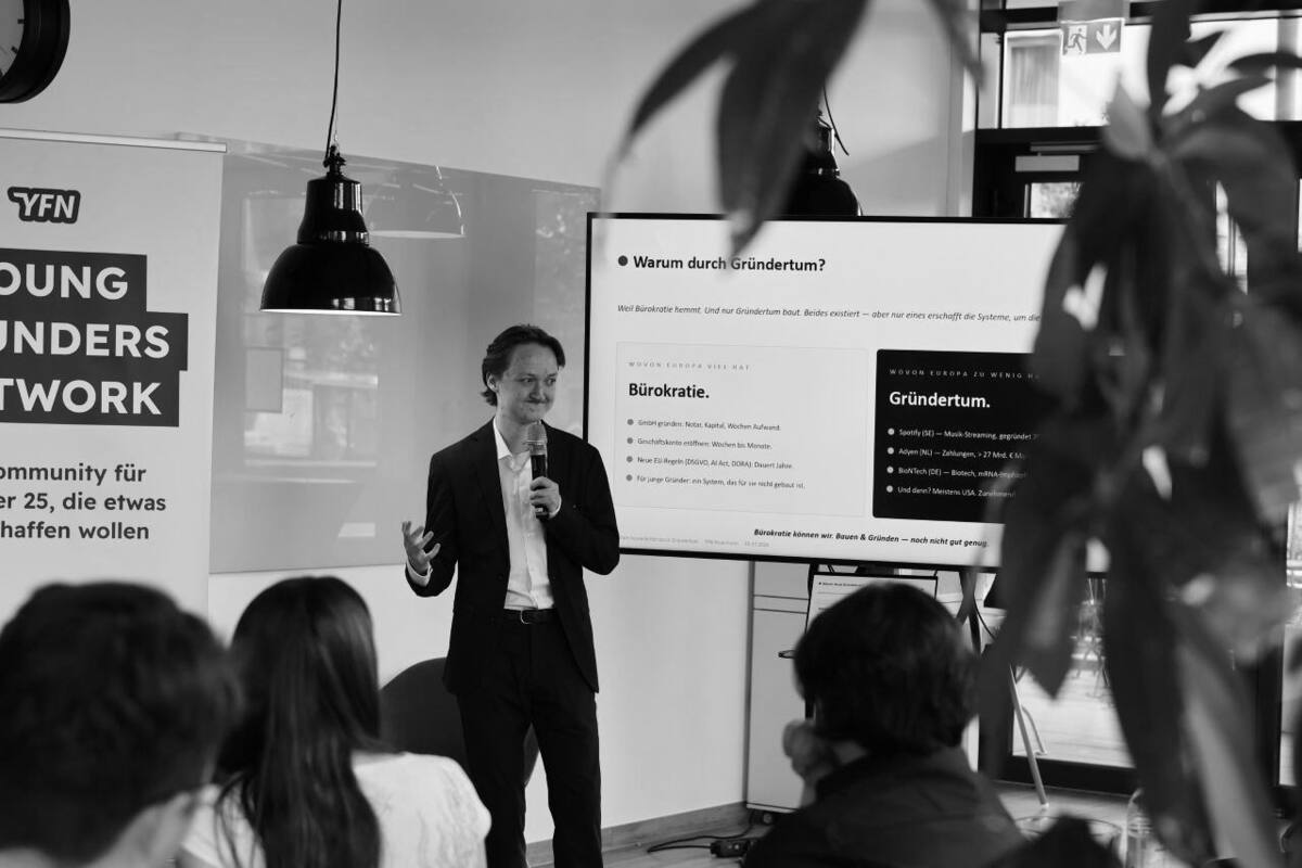 Valentin Israel speaking at Stellwerk18 in Rosenheim